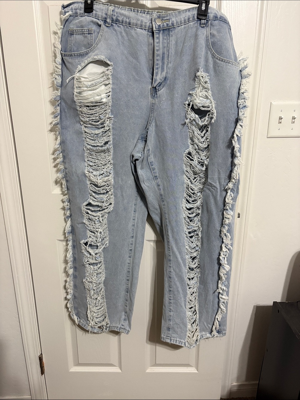 Light Blue Ripped High-Rise Jean size say 4x more like 2x-3x. Tall girl friendly